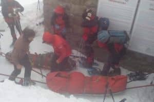 Рятувальна операція в Карпатах: з гори Піп Іван на ношах спускають двох туристів