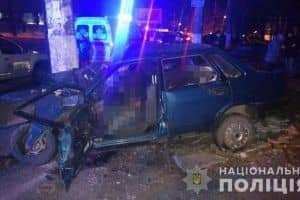 Смертельна ДТП в Одесі: легковик влетів в електроопору, є жертви