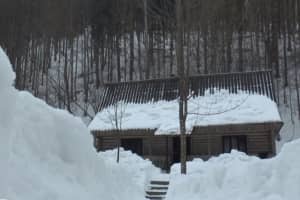У Карпатах відновлюють мисливські будиночки із чаєм, варенням і теплими ліжками – сюжет