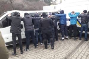 Їхали для участі в проплачених акціях: під Одесою поліція затримала автобуси з озброєними 