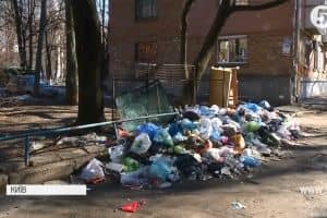 Києву критично бракує двірників: чому так склалося і що радять містянам