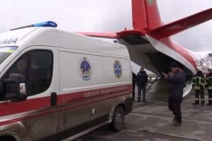 Із зони ООС до Києва літаком евакуювали дівчинку, що впала в кому – відео