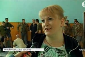 Майстерність у гирьовому спорті вперше демонстрували жінки-військовослужбовці: репортаж зі змагань