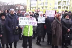 У Маріуполі обурені містяни перекрили центральний проспект – чому мітингують