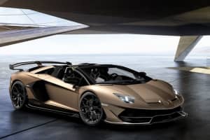 Золоте авто: Lamborghini представила в Женеві кабріолет Aventador SVJ – фото