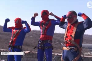 Супермен, Бетмен і Людина-павук: пацієнтів дитячої лікарні Дніпра провідали супергерої