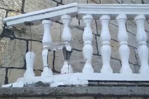 Перила держатся на скотче: сеть поразило фото из оккупированного Крыма