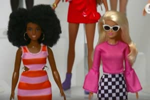 Ніколи не старіє та сучасна в свої 60: легендарна лялька Барбі святкує день народження