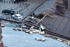 В Україну прийшла негода: у Львові зірвало дах, а у Вінниці дерево впало на дівчинку