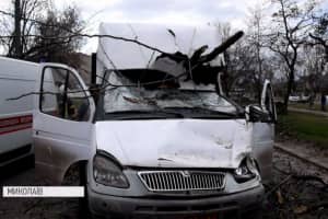 Стихія лютує: в центрі Миколаєва дерево впало на мікроавтобус, є потерпілі