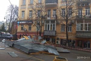 У Києві негода зносила дахи, трощила автівки та валила дерева  – фото, відео