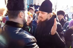 На Закарпатті священик УПЦ МП видер з рук журналістки телефон
