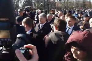 Всупереч застереженням Держохорони: в Чернігові Порошенко пройшов крізь натовп 