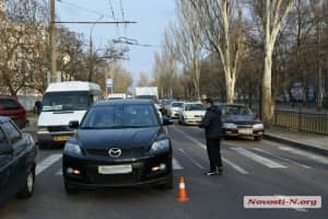 В центре Николаева на пешеходном переходе сбили беременную женщину