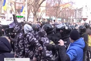 У Полтаві акція Нацкорпусу переросла в сутички з поліцією – відео