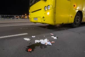 В Киеве водитель маршрутного автобуса сбил троих пешеходов на переходе: люди устроили самосуд – видео