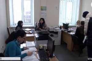 "Черги закінчуються на вулиці": у Києві рекордна кількість охочих змінити місце голосування – сюжет