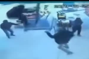 В Турции сильный ветер поднял в небо мужчину с зонтом – видео