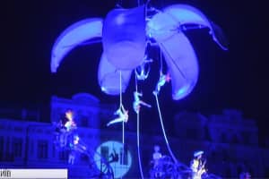 Акробати та кран: у Києві стартував щорічний фестиваль "Французька весна"