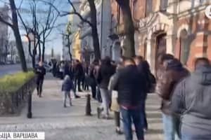 У Польщі величезні черги – сотні українців бажають проголосувати