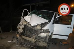 У Києві мікроавтобус потрапив у ДТП: серед потерпілих є дитина
