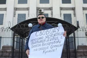 Свободу бранцям Кремля: рідний брат засудженого політв'язня Дудки пікетував російське посольство
