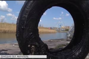 Місія "чистий Маріуполь": водолази підняли з дна річки Кальчик понад 6 кубометрів сміття – репортаж