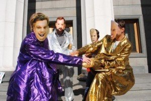 Громадські активісти принесли до стін Ради "золоті батони"