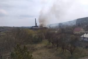 Люди чують вибухи: в Чернівецькій області горить цукровий завод – відео