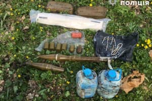 На Луганщині біля покинутого дитячого табору виявили арсенал зброї – фото