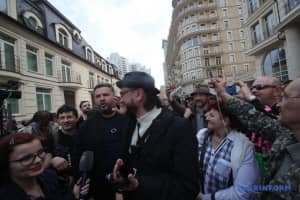 Відбуваються сутички, зібралося близько 500 тітушок: включення з мітингу під офісом Зеленського (ОНОВЛЕНО)