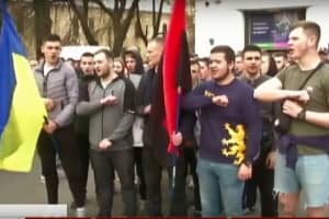 Около тысячи представителей "Нацкорпуса" двинулись к АПУ – чего требуют