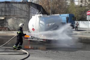 Розгерметизація цистерни бензовозу: в Харкові рятувальники запобігли займанню тонн палива – відео