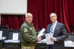 США передали медицинское оборудование для украинских военных