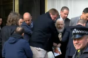 Основателя скандального сайта Wikileaks Джулиана Ассанжа арестовали