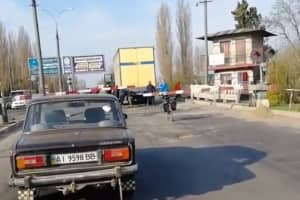 У Херсоні перехожі самі витягли застряглу вантажівку, врятувавши від наїзду потяга – відео