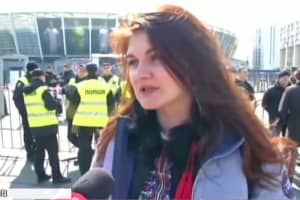 Стадіон так стадіон: біля "Олімпійського" збираються люди, хочуть бачити обох кандидатів – включення (оновлено)