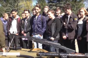 Мечта детства: как львовские школьники посетили военную часть Нацгвардии – сюжет