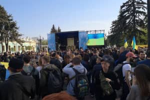 "Де мова – там перемога": біля ВР зі слізьми щастя українці свякували ухвалення історичного закону – включення
