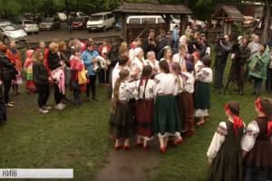 Гаївки, веснянки та обливання водою: як у Пирогові Обливаний понеділок за стародавніми звичаями святкували – відео