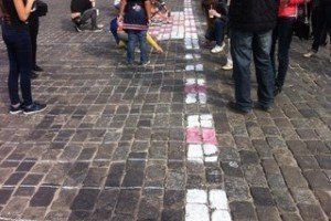 Найбільшу в Україні вишиванку намалювали на центральній площі Харкова