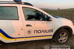 На Одещині з рушниці розстріляли автомобіль поліції – нападника розшукують