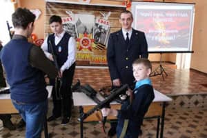 Правозахисники показали, як в ОРДЛО мілітаризують дітей і молодь