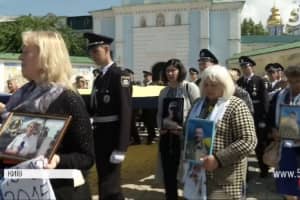 Мамы погибших воинов прошли шествием в Киеве – репортаж