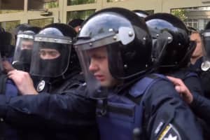 Потасовка и слезоточивый газ: в Киеве состоялся митинг под стенами МВД