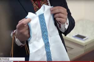 Народжені у вишиванках: чернівецьким новонародженим подарували вишиті сорочечки