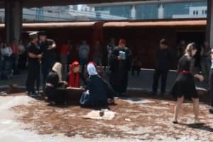 75-ті роковини депортації кримських татар: у Києві на центральному вокзалі відбувся зворушливий перформанс – відео 