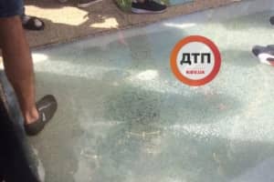 У скляній підлозі нового столичного мосту з'явилися тріщини – фото