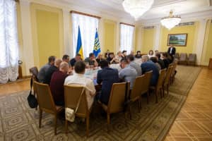 Президент зустрівся з рідними полонених українців – що обговорили