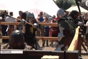 Не смертельно, але травмуюче: в Миколаєві влаштували справжній лицарський турнір